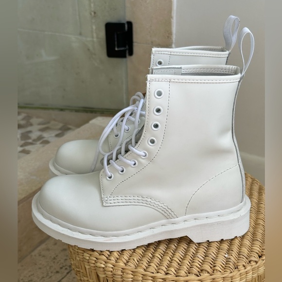 NWT Dr. Martens AirWalk - monochromatic white size US 7 - Picture 8 of 12